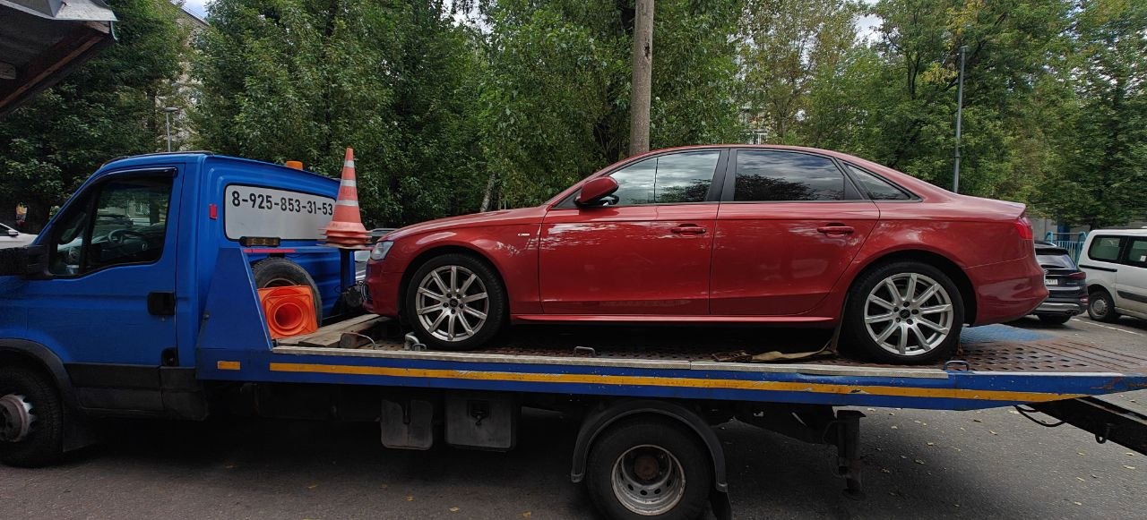 Эвакуация Audi A4 со двора