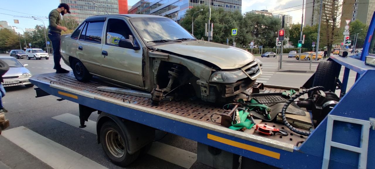Эвакуация автомобиля после ДТП без колеса