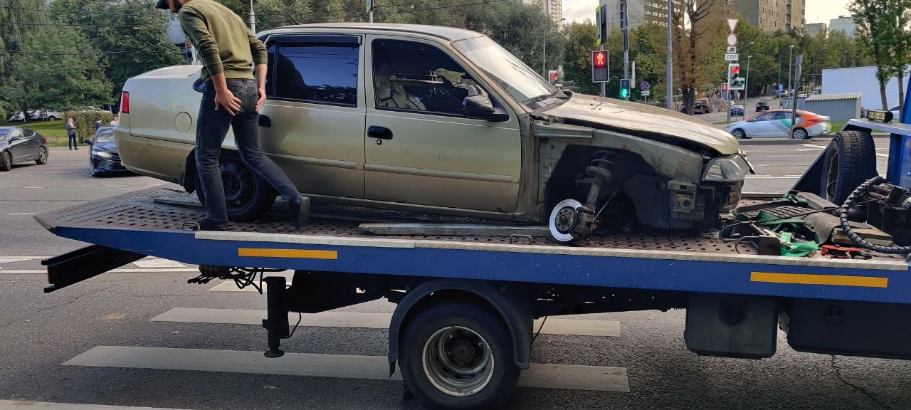 Эвакуация разбитого автомобиля лебёдкой
