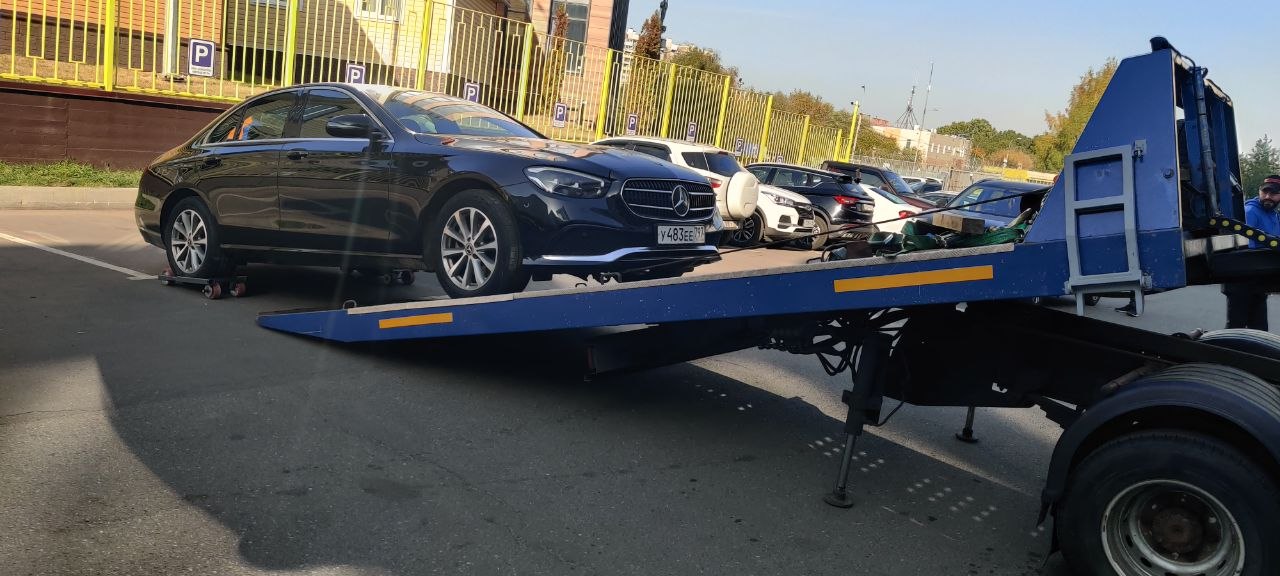 Погрузка Mercedes-Benz E-класса на подкатных тележках
