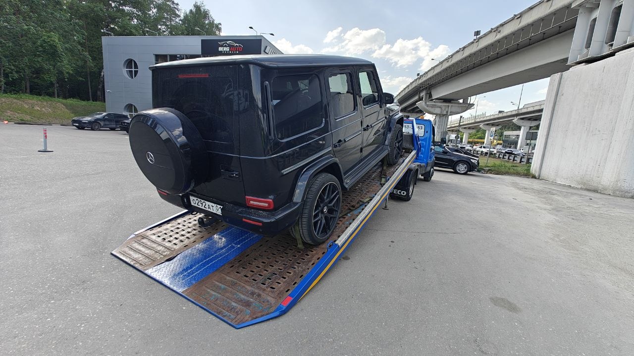 Эвакуатор с Mercedes-Benz G-класс у автосалона