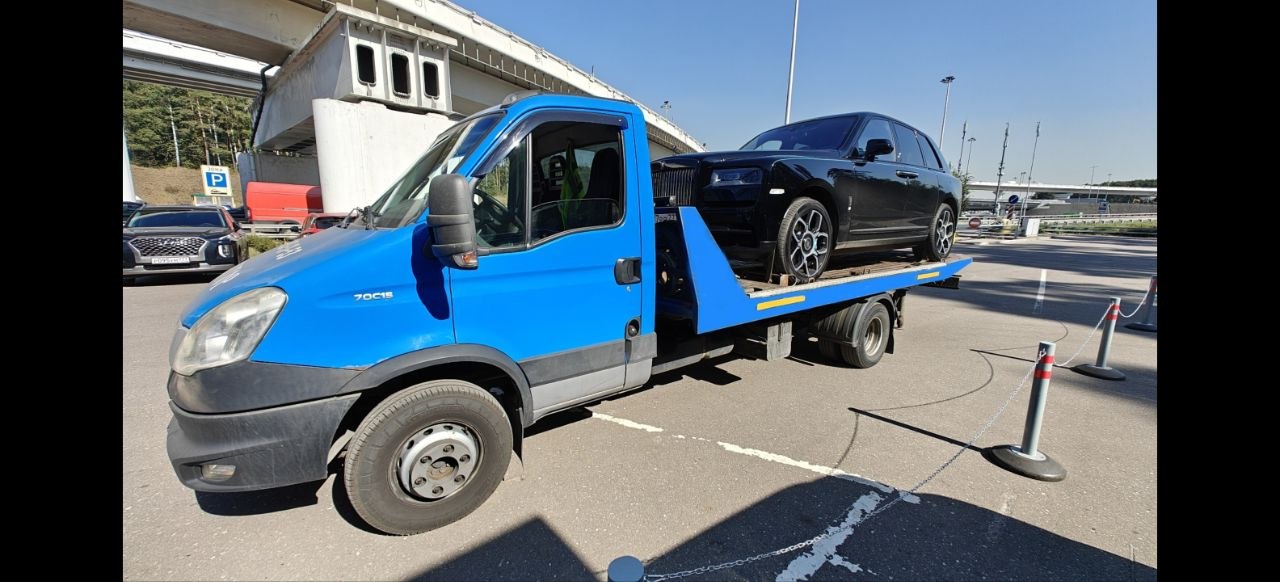 Эвакуатор со сдвижной платформой и Rolls-Royce Cullinan