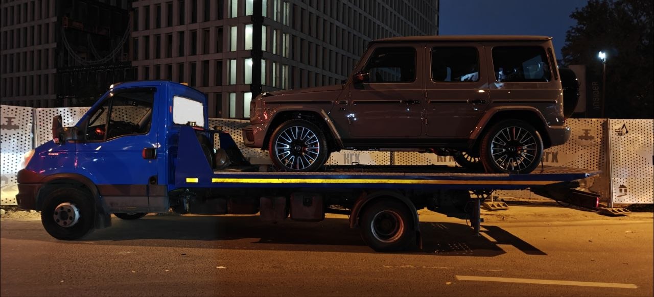 Эвакуация Mercedes-Benz G-класса ночью в Москве